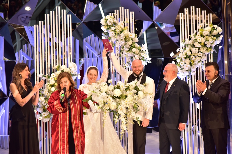 Emine Akan-Selçuk Güler  Görkemli Bir Dü�ünle Dünyaevine Girdiler 